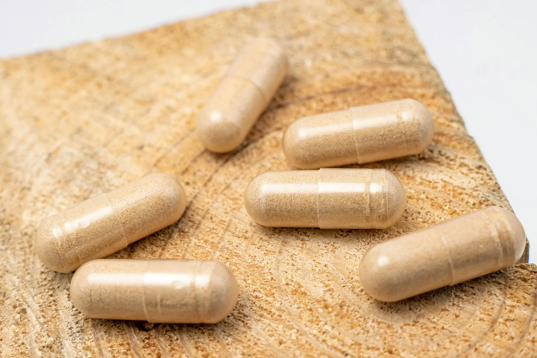 RETANOVA capsules resting on a wooden board